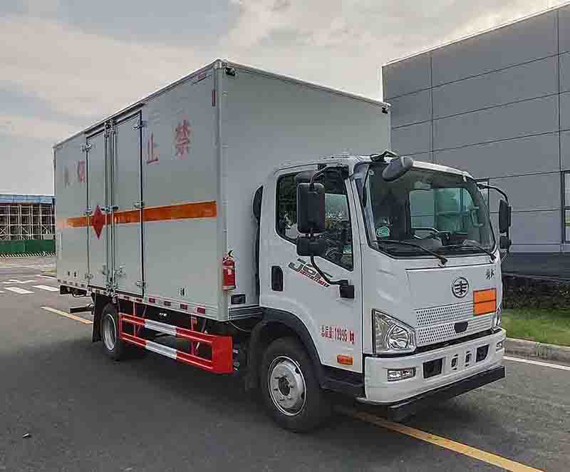 華通牌HCQ5120XQYCA6爆破器材運(yùn)輸車公告圖片