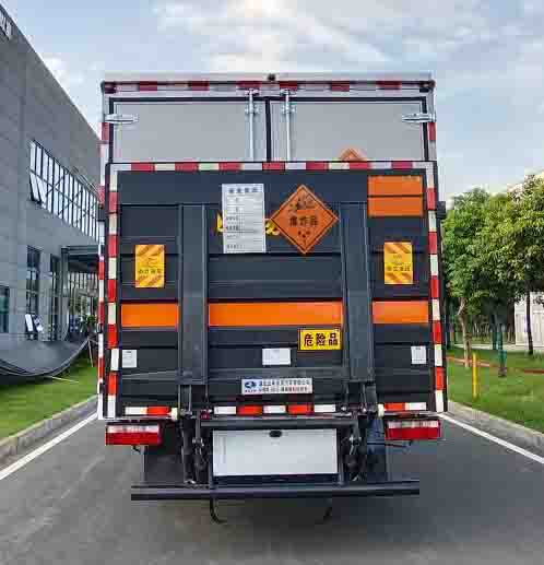 華通牌HCQ5120XQYCA6爆破器材運(yùn)輸車公告圖片