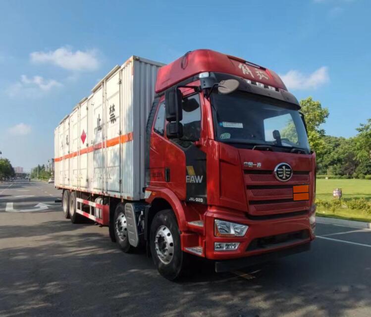 程力威牌CLW5320XRYCDP易燃液體廂式運(yùn)輸車公告圖片