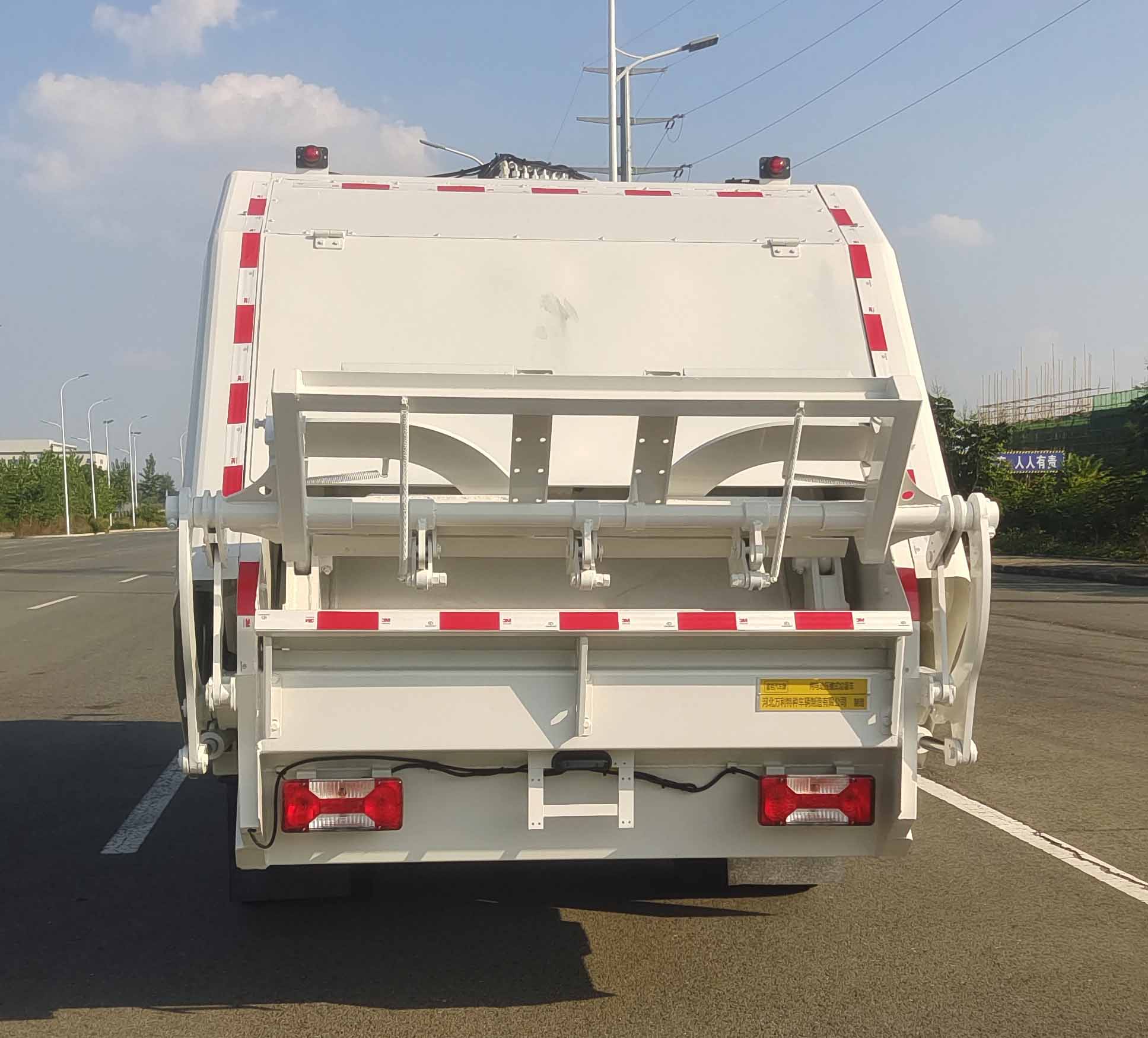富巖汽車牌HWL5121ZYSEBEV純電動壓縮式垃圾車公告圖片
