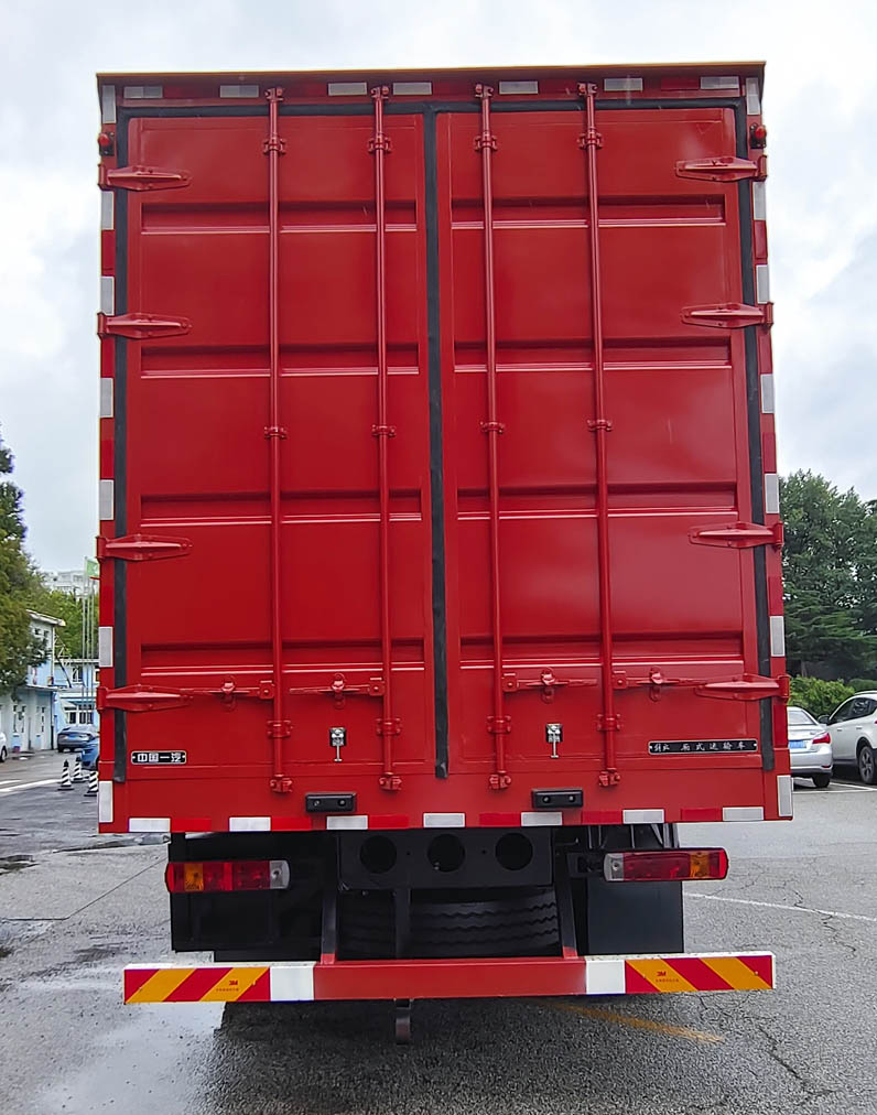 解放牌CA5311XXYP25K15L7T4NE6A80廂式運(yùn)輸車(chē)公告圖片