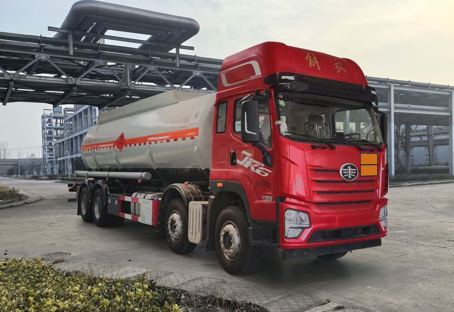 齊星牌QXC5325GRYC6Q易燃液體罐式運(yùn)輸車(chē)