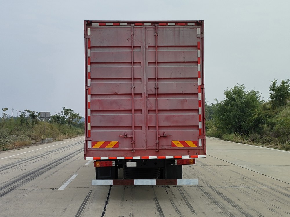 陜汽牌SX5186XXYMP6721廂式運(yùn)輸車公告圖片