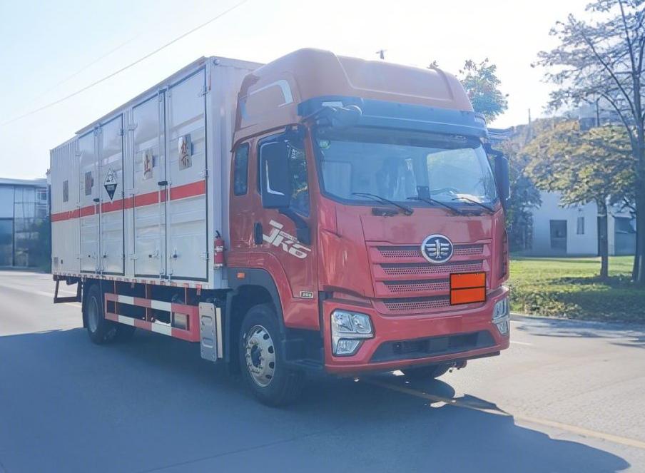 程力威牌CLW5182XFWCDP腐蝕性物品廂式運輸車