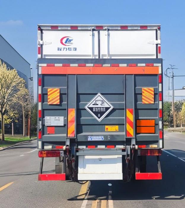 程力威牌CLW5182XFWCDP腐蝕性物品廂式運(yùn)輸車公告圖片