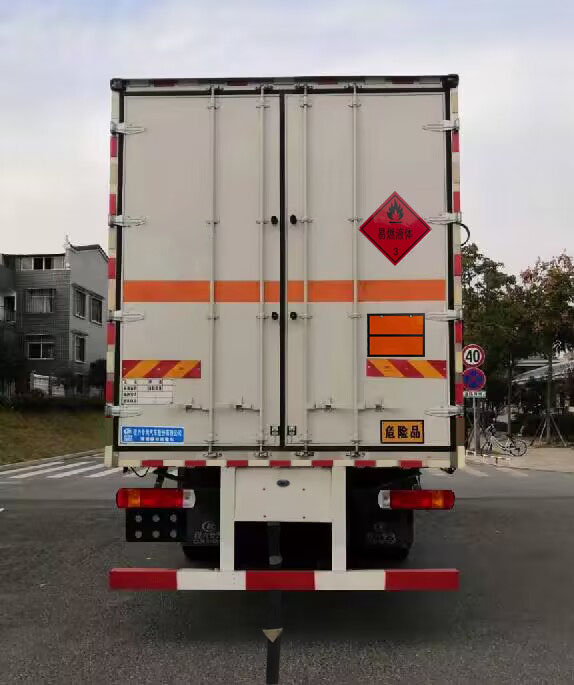 程力威牌CLW5261XRYCDP易燃液體廂式運(yùn)輸車公告圖片