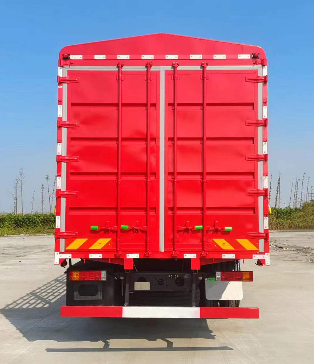 陜汽牌SX5329CCYGD456倉柵式運(yùn)輸車公告圖片