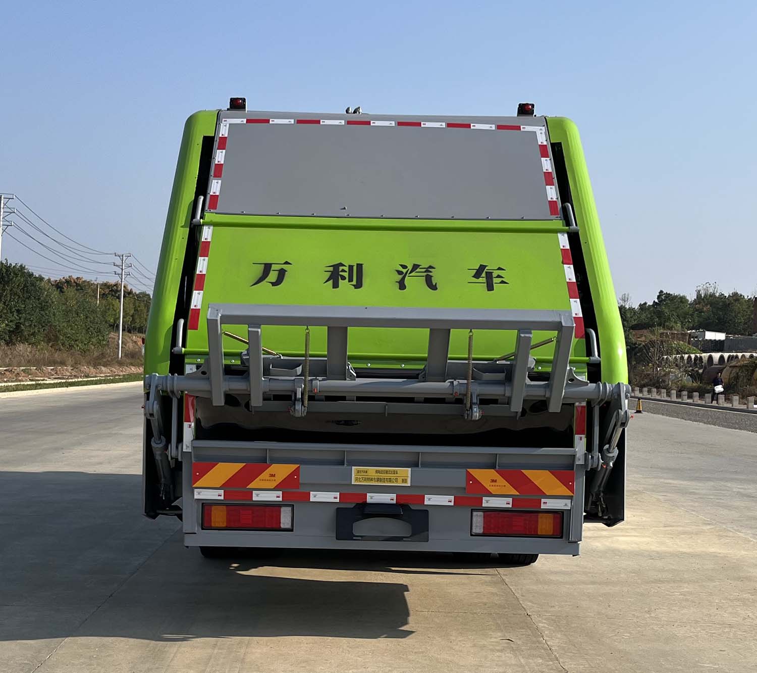 富巖汽車牌HWL5181ZYSCBEV純電動壓縮式垃圾車公告圖片