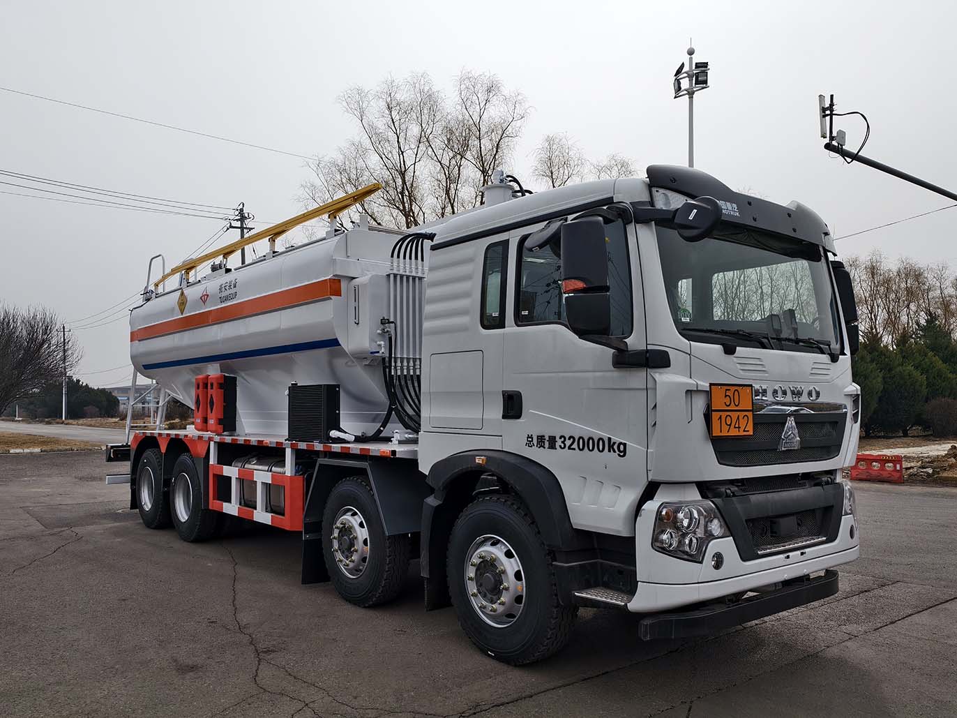 專汽龍祥牌CZT5321THL現(xiàn)場混裝粒狀銨油炸藥車