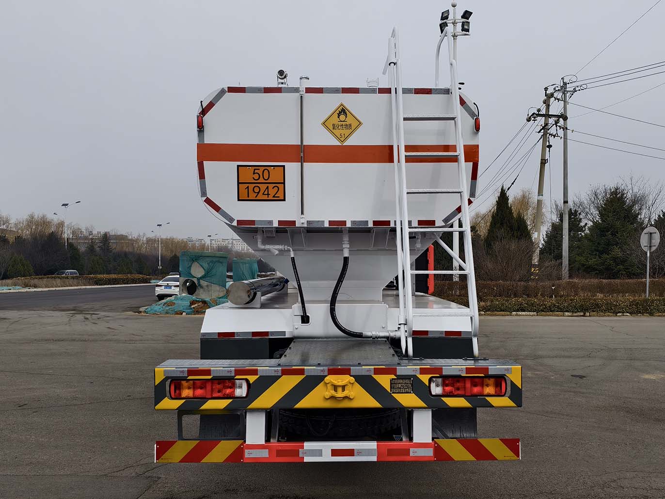 專汽龍祥牌CZT5321THL現(xiàn)場(chǎng)混裝粒狀銨油炸藥車公告圖片