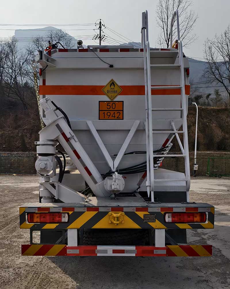 專汽龍祥牌CZT5320THL現(xiàn)場混裝粒狀銨油炸藥車公告圖片
