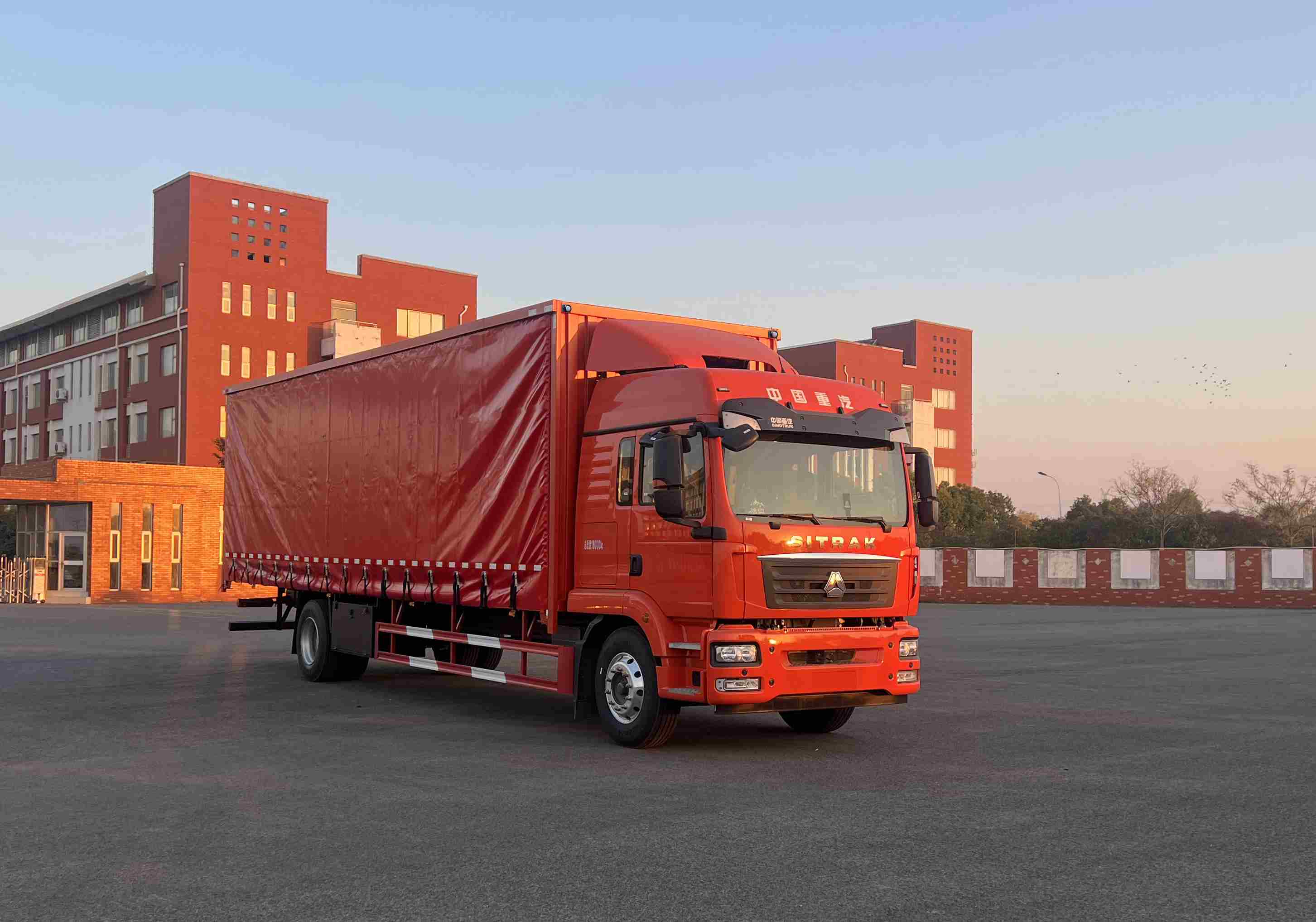 汕德卡牌ZZ5186XXYN711GF1-1廂式運(yùn)輸車公告圖片