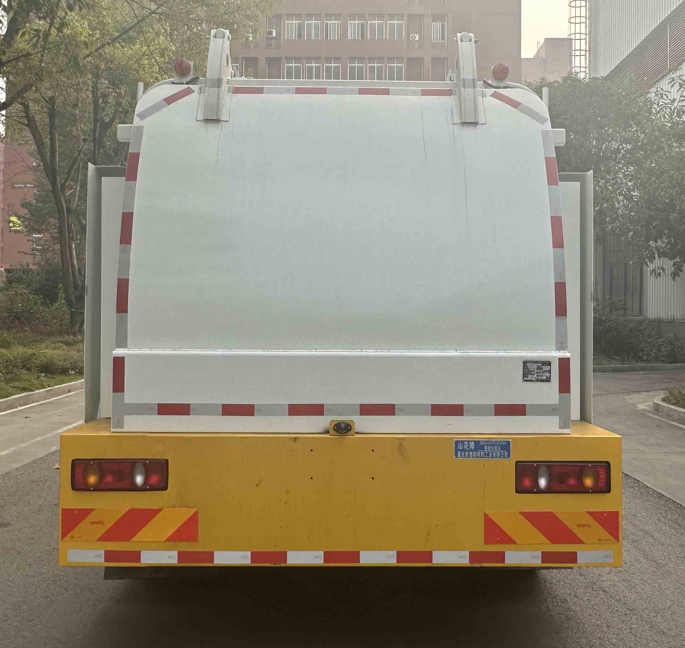 山花牌JHA5183TCADFB6餐廚垃圾車(chē)公告圖片