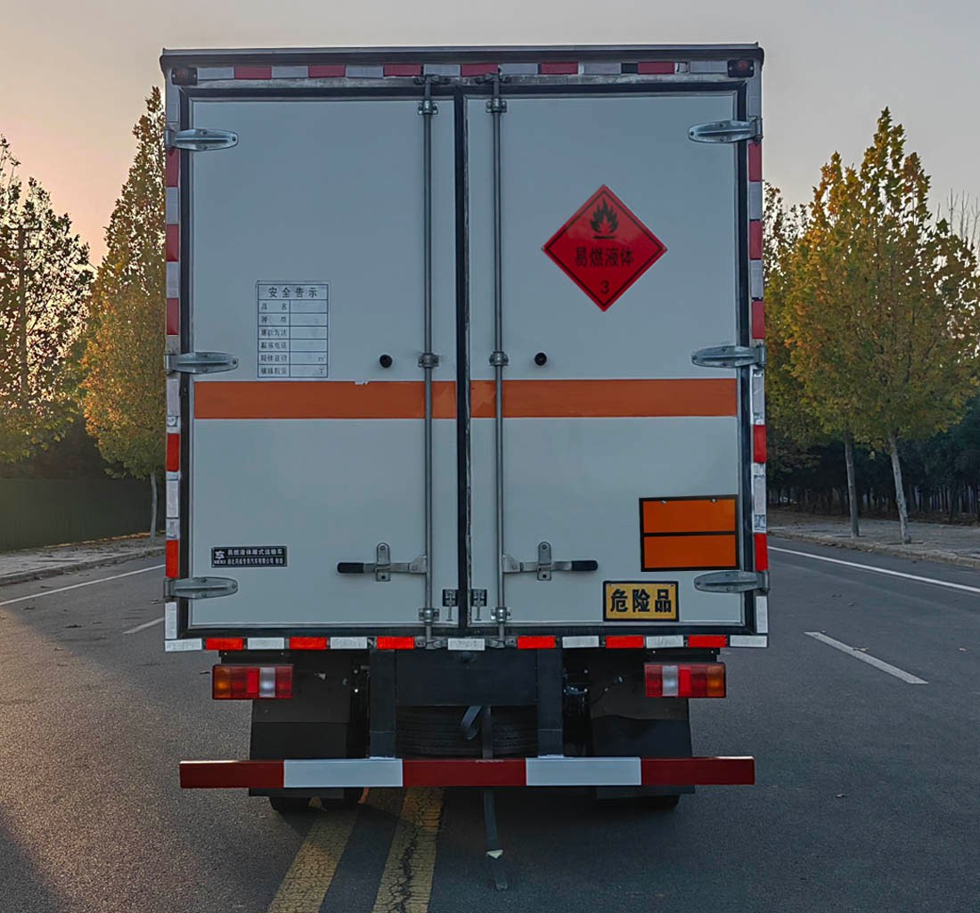 專威牌HTW5047XRYZZ5易燃液體廂式運(yùn)輸車公告圖片