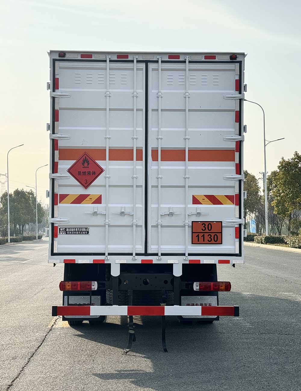 豐霸牌STD5266XRYCA6易燃液體廂式運(yùn)輸車公告圖片