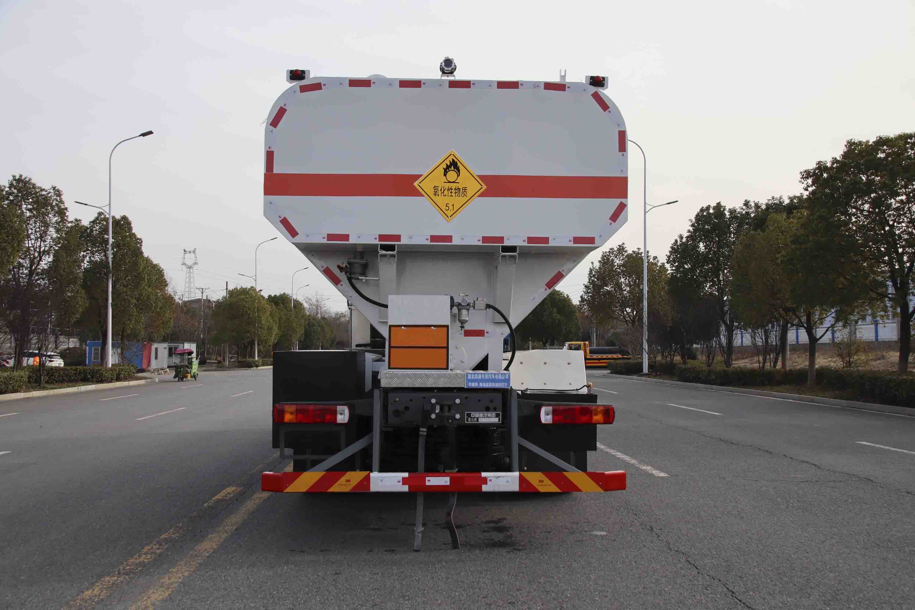 豐霸牌STD5321THAZ6現(xiàn)場混裝銨油炸藥車公告圖片