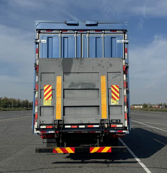 解放牌CA5181XYKP62L2BEV2純電動(dòng)翼開(kāi)啟廂式車(chē)公告圖片