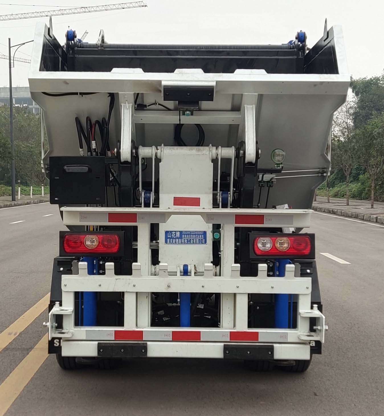 山花牌JHA5047ZZZSHBBEV純電動(dòng)自裝卸式垃圾車公告圖片