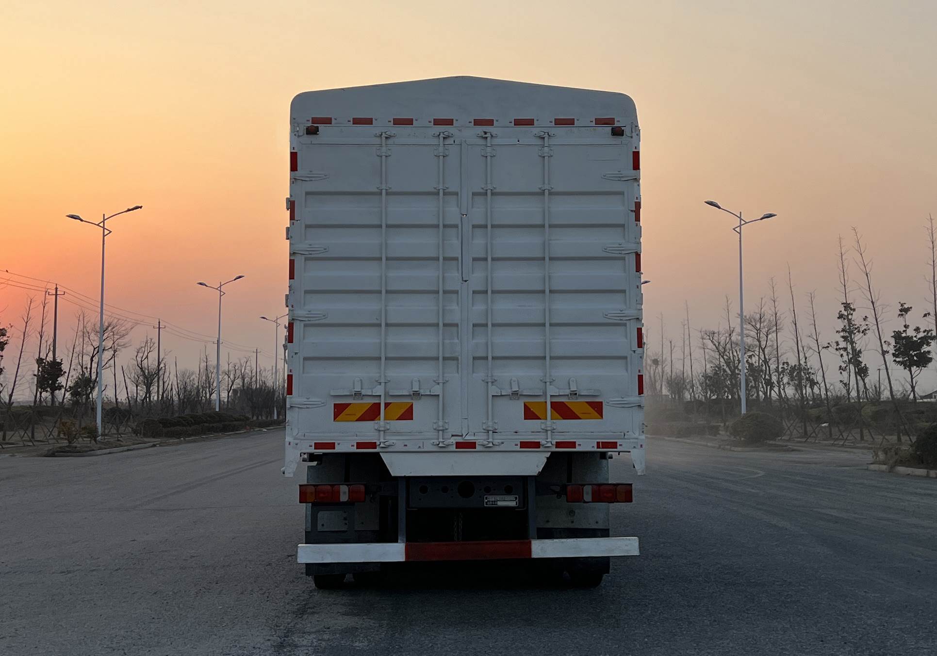 汕德卡牌ZZ5326CCYY466HF1K倉柵式運輸車公告圖片