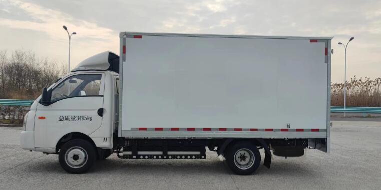 創(chuàng)維牌NJL5033XXYEVC2純電動(dòng)廂式運(yùn)輸車公告圖片