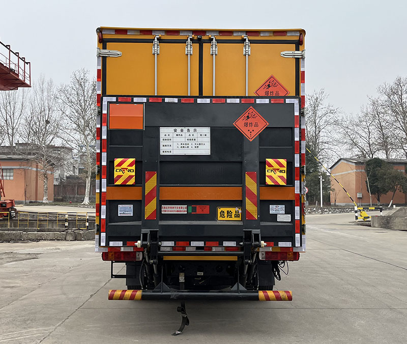 紅宇牌HYZ5182XQYCA爆破器材運(yùn)輸車(chē)公告圖片