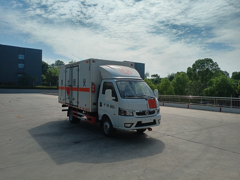 卡特利牌HTT5045XRQEQ6易燃?xì)怏w廂式運(yùn)輸車