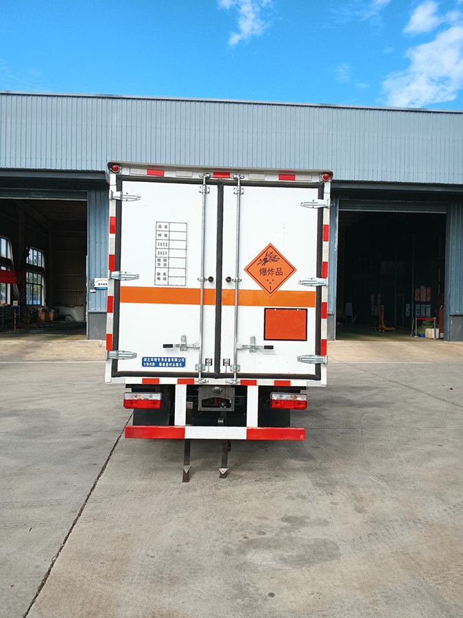 卡特利牌HTT5045XQYEQ6爆破器材運輸車公告圖片