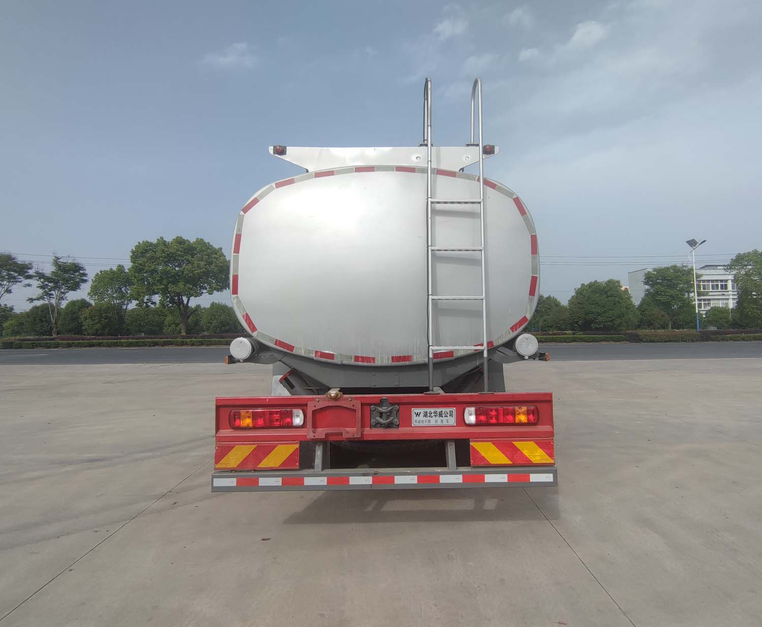 華威馳樂牌SGZ5251TGYZZ6T5供液車公告圖片