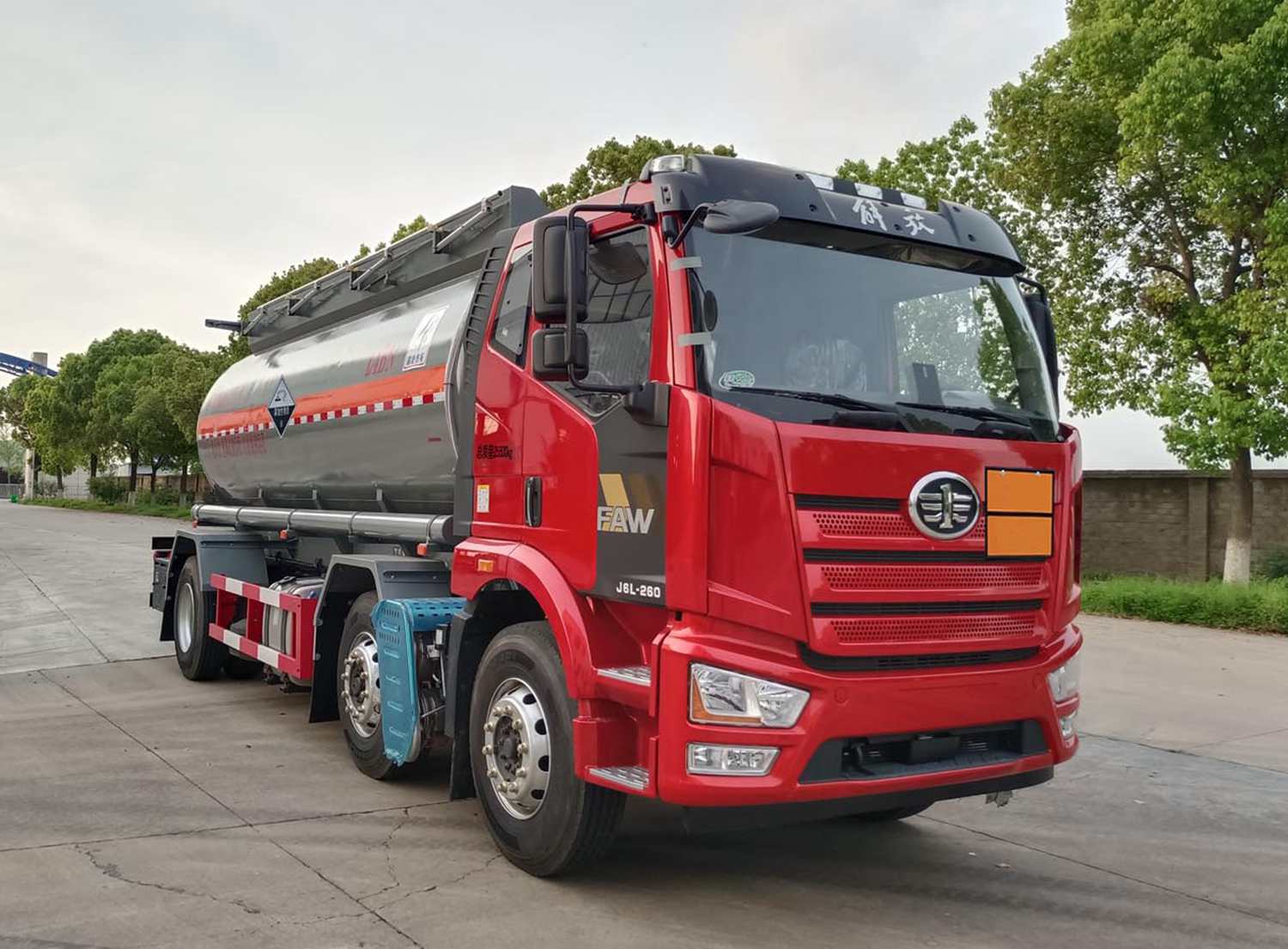 齊星牌QXC5263GFWC6腐蝕性物品罐式運(yùn)輸車(chē)