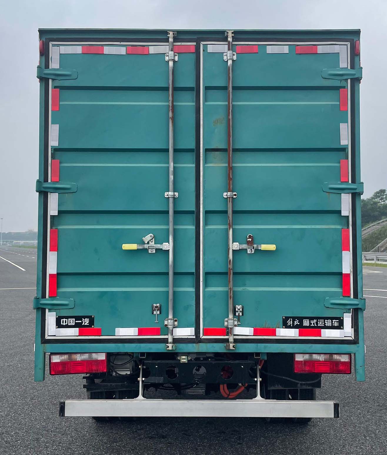 解放牌CA5049XXYP40LBEVA84純電動廂式運(yùn)輸車公告圖片