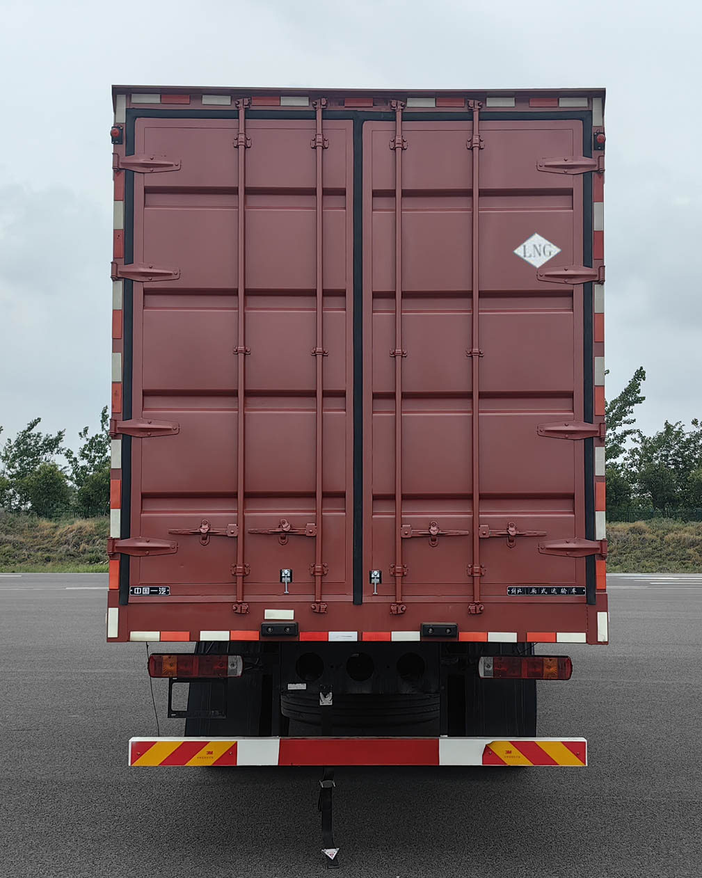 解放牌CA5250XXYP28K8L7T3NE6A90廂式運(yùn)輸車公告圖片