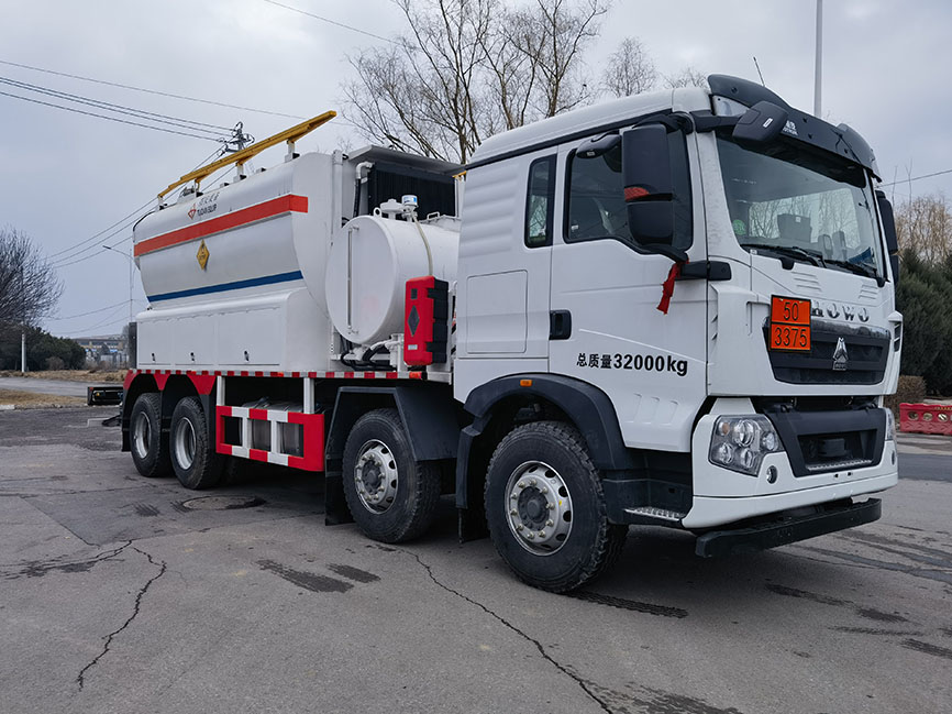 專(zhuān)汽龍祥牌CZT5321THR現(xiàn)場(chǎng)混裝乳化炸藥車(chē)