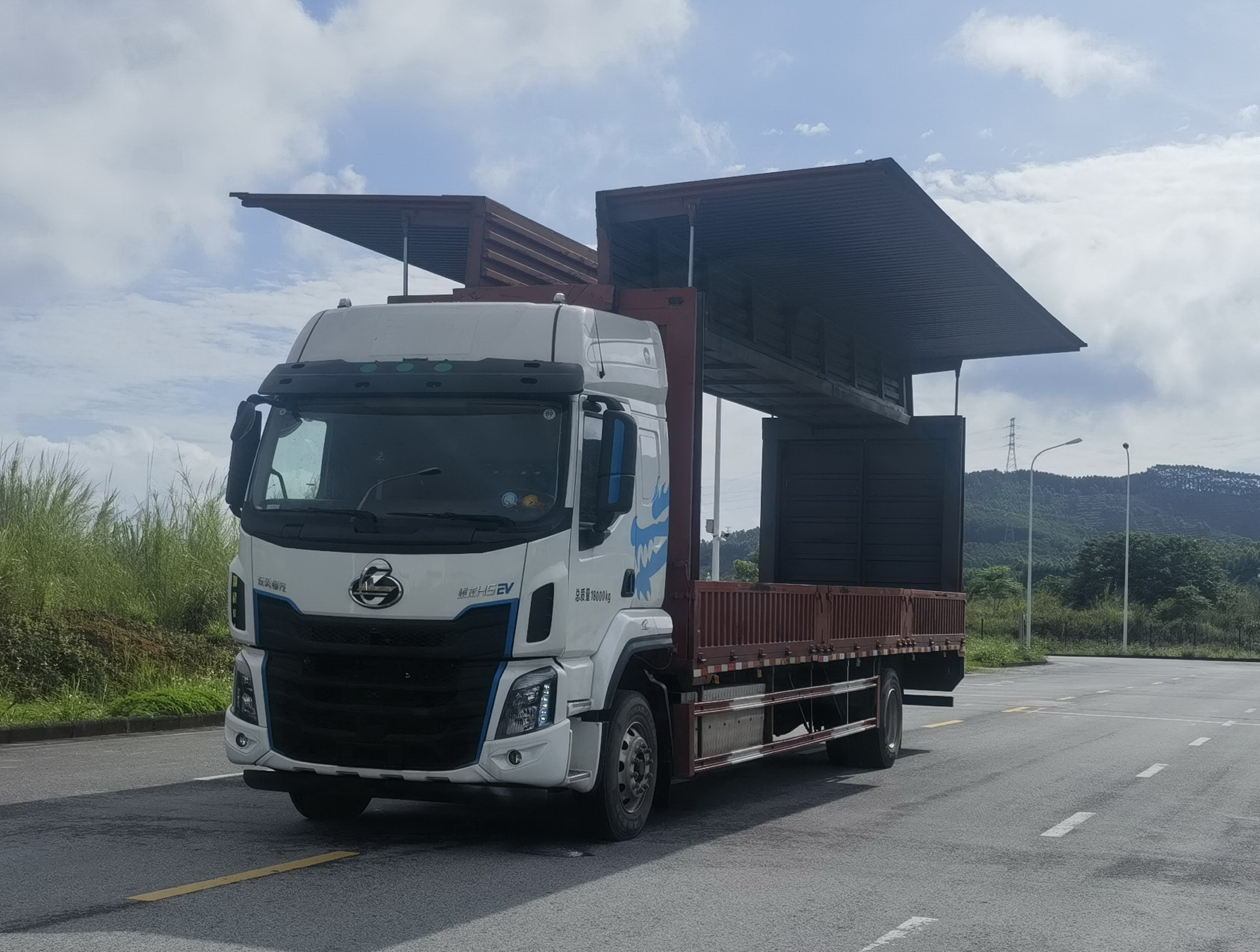 乘龍牌LZ5180XYKH5AZBEV02純電動(dòng)翼開(kāi)啟廂式車公告圖片