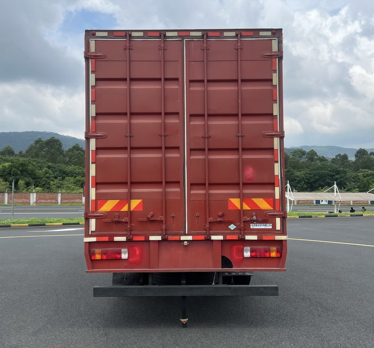 乘龍牌LZ5261XXYH5CM01廂式運輸車公告圖片