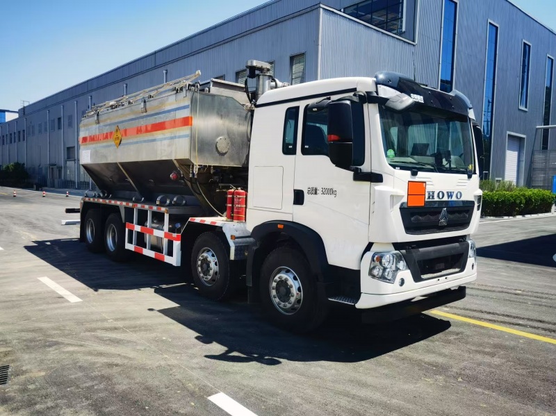 石煤牌SMJ5320THAZ6現(xiàn)場混裝銨油炸藥車