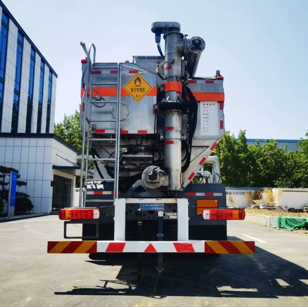 石煤牌SMJ5320THAZ6現(xiàn)場混裝銨油炸藥車公告圖片