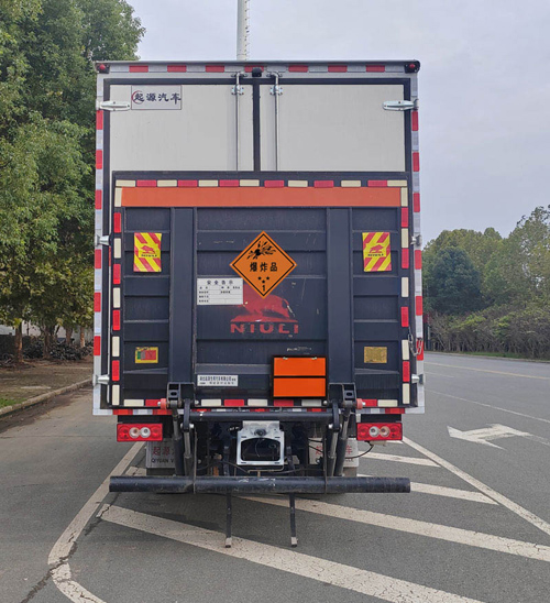 百捷牌QYY5128XQYBJ6爆破器材運(yùn)輸車公告圖片