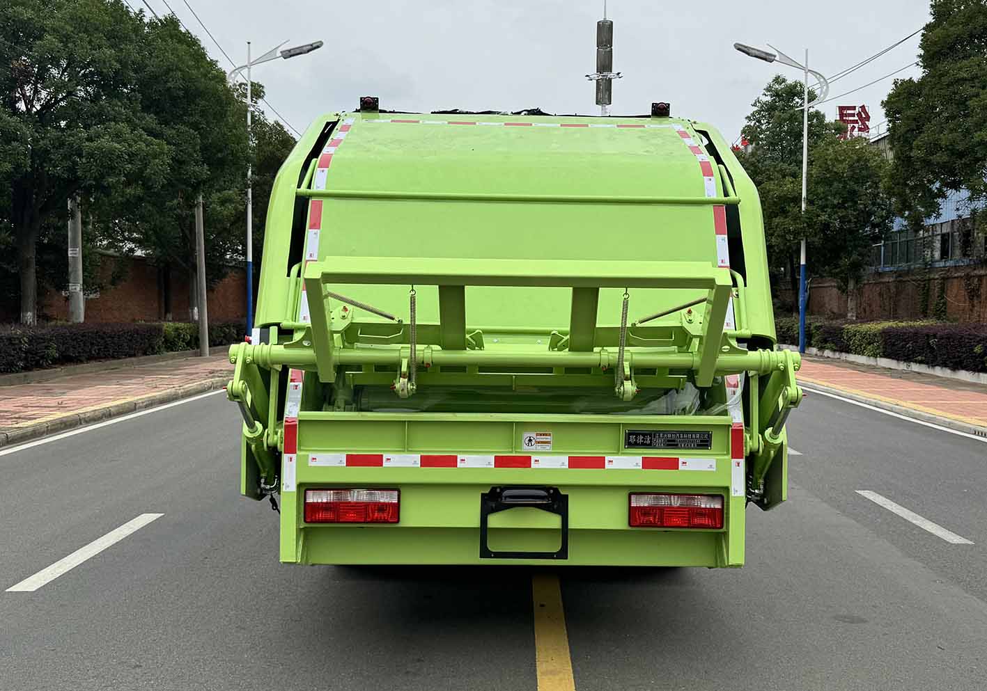 耶律潔牌SWT5120ZYSEQ6壓縮式垃圾車公告圖片