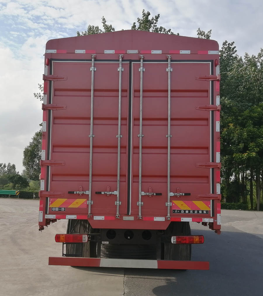 解放牌CA5319CCYP25K15L7T4E6A80倉(cāng)柵式運(yùn)輸車公告圖片