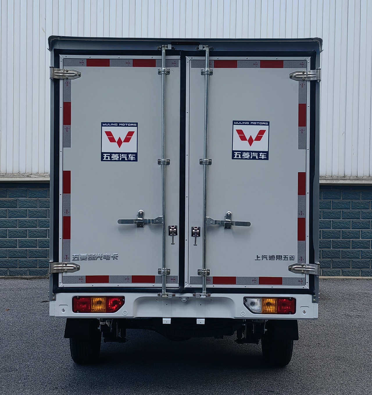 五菱牌LZW5033XXYEVA1純電動(dòng)廂式運(yùn)輸車公告圖片