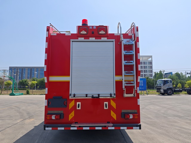 潤(rùn)泰牌RT5381GXFSG180/B6水罐消防車公告圖片