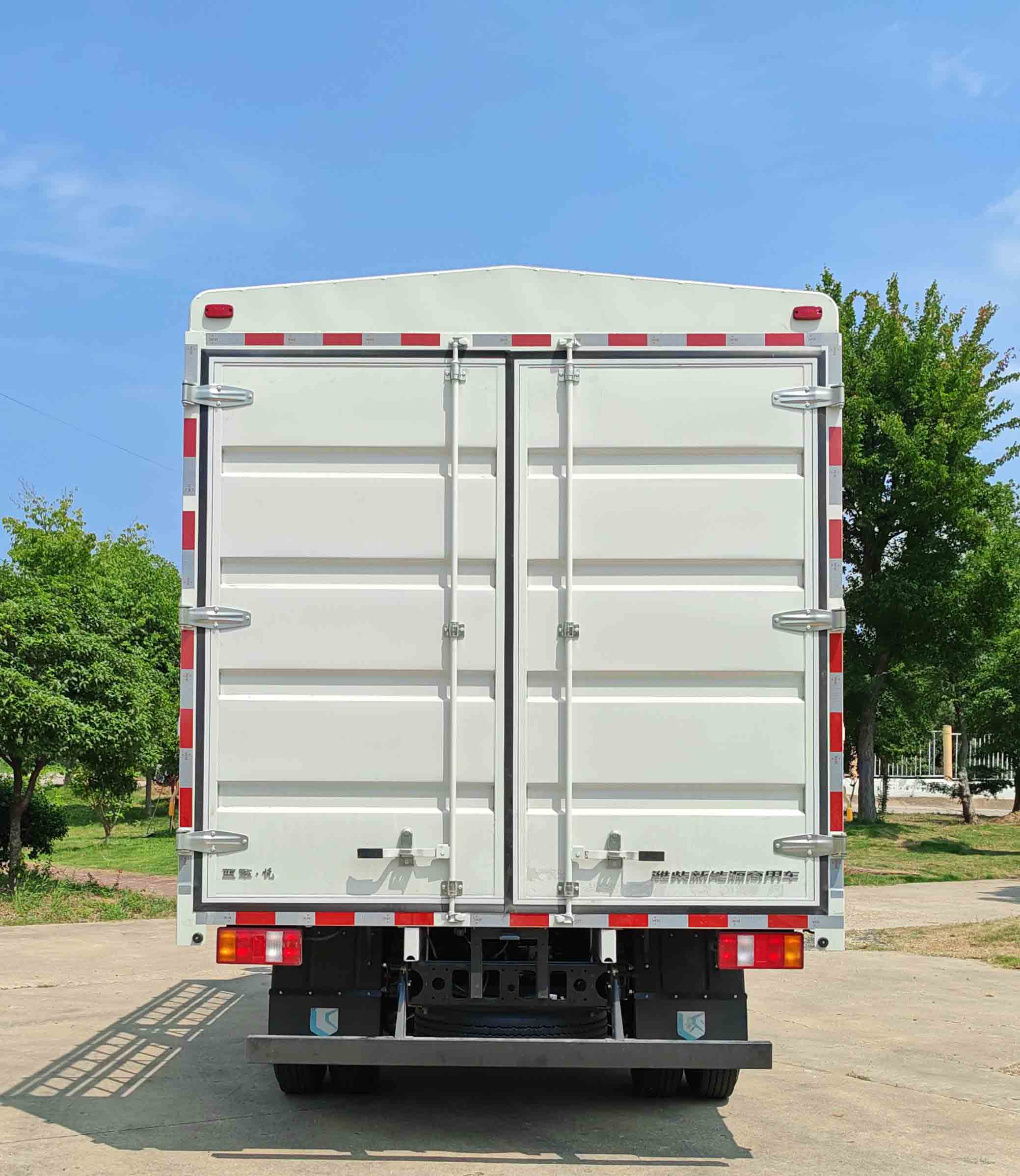 藍(lán)擎牌YTQ5082CCYKFEV341-LQ純電動(dòng)倉柵式運(yùn)輸車公告圖片