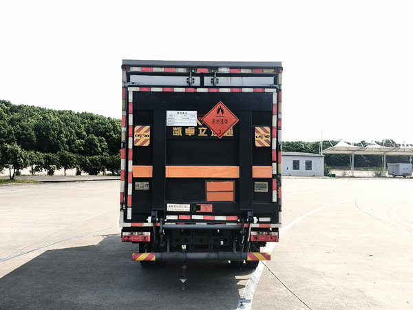 楚勝牌CSC5042XRY6易燃液體廂式運(yùn)輸車公告圖片