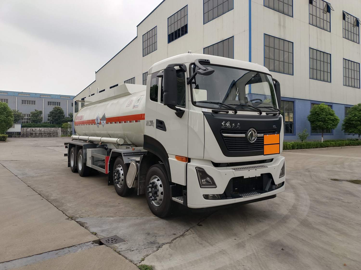 QXC5320GZWD6型雜項(xiàng)危險(xiǎn)物品罐式運(yùn)輸車(chē)圖片
