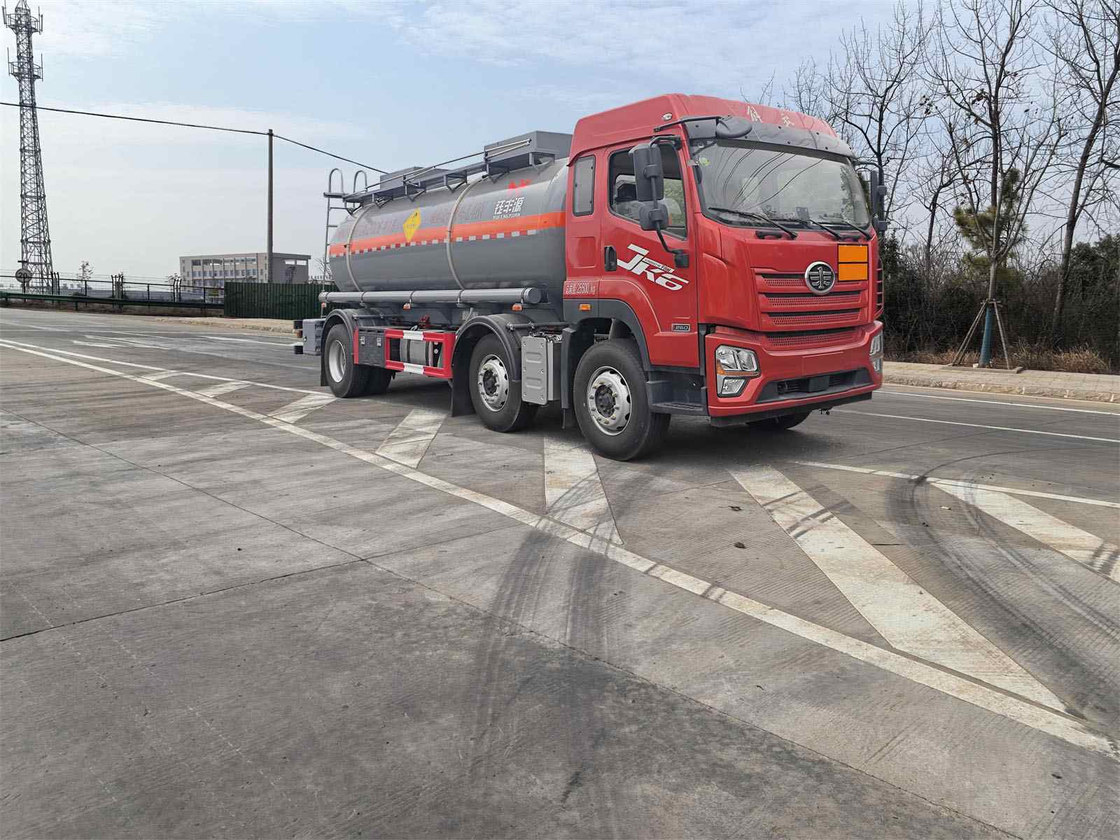 鈺豐源牌YFY5260GYWC6氧化性物品罐式運(yùn)輸車公告圖片