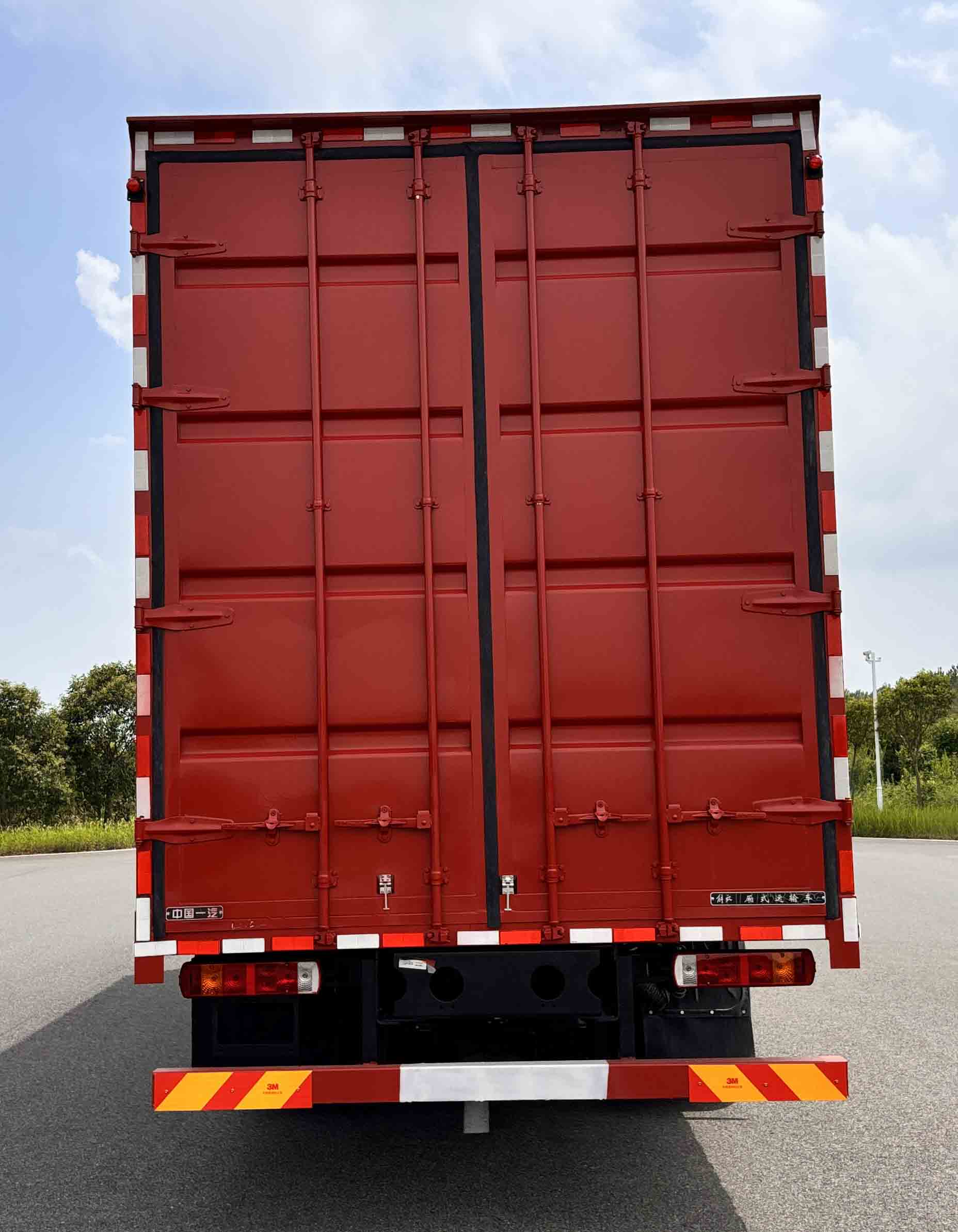 解放牌CA5250XXYP25K2L7T1E6A80廂式運(yùn)輸車公告圖片