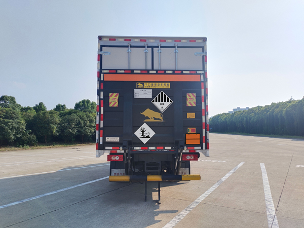 楚勝牌CSC5128XZWBJ6雜項(xiàng)危險(xiǎn)物品廂式運(yùn)輸車公告圖片