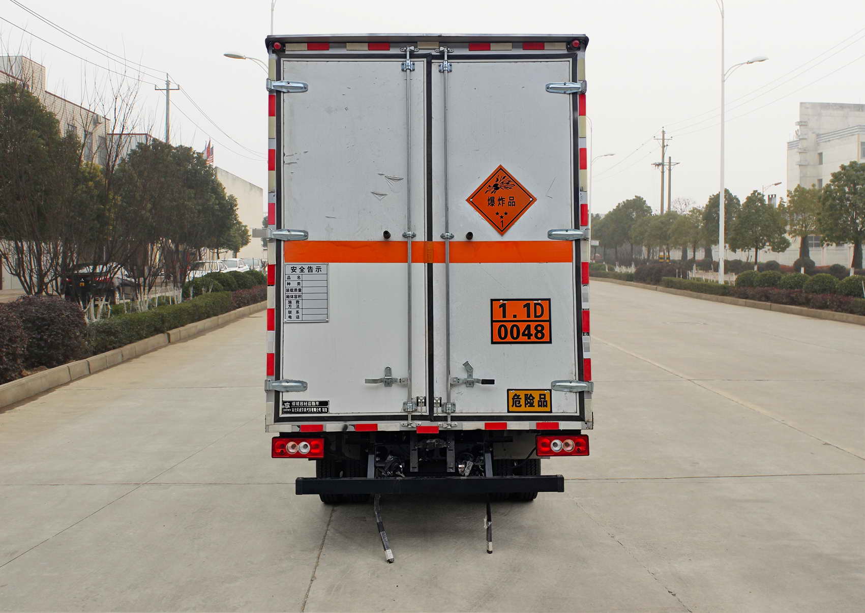 專(zhuān)威牌HTW5043XQYBJ6爆破器材運(yùn)輸車(chē)公告圖片