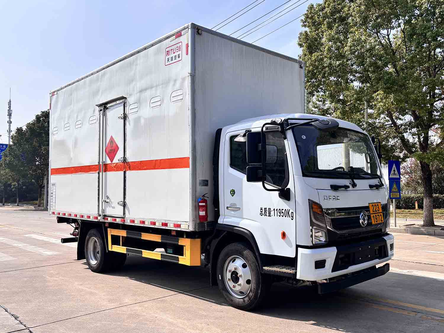 日途牌HTY5125XRQEQ6易燃?xì)怏w廂式運(yùn)輸車公告圖片