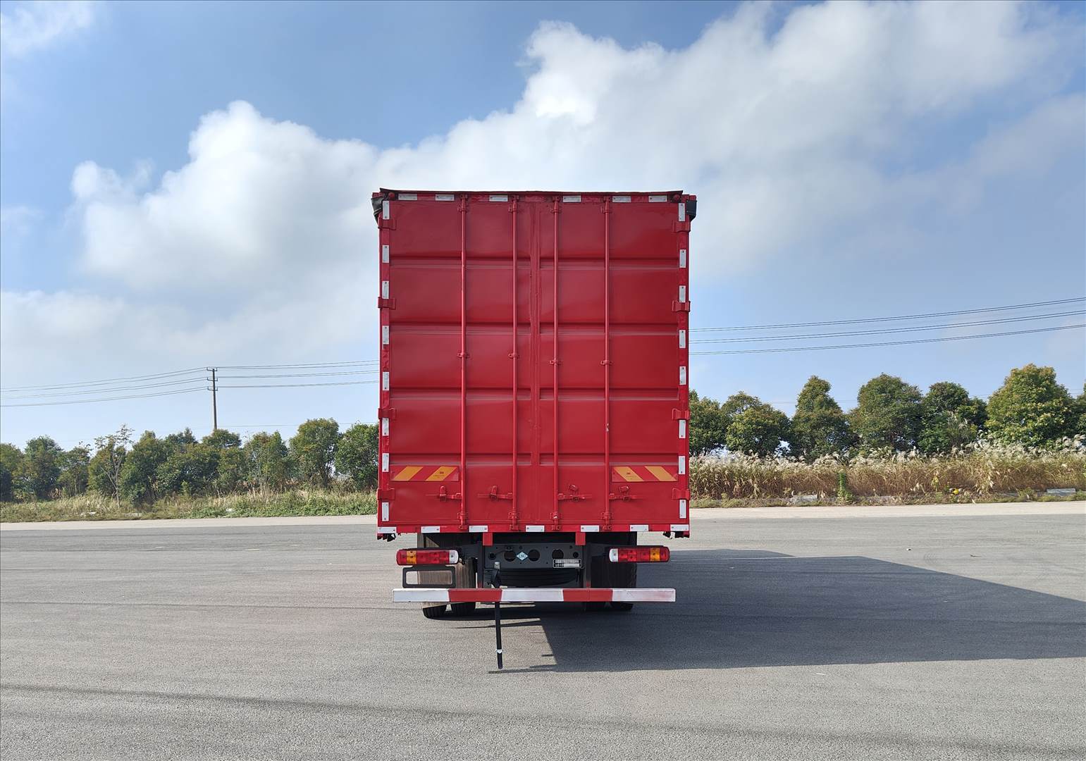 汕德卡牌ZZ5186XXYN711GF1L-1廂式運(yùn)輸車公告圖片